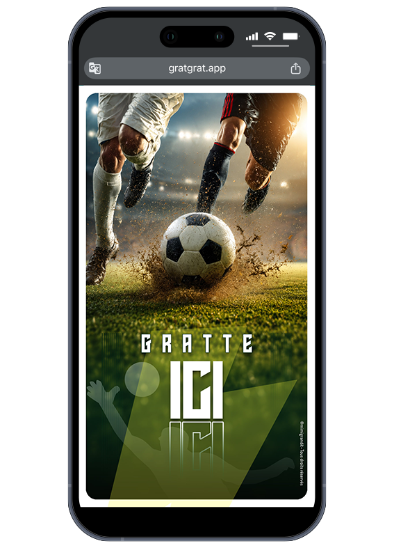 Invitation anniversaire football virtuelle sur un smartphone avec un ballon rond sur la pelouse et une zone verte à gratter marquée Gratte ici.
