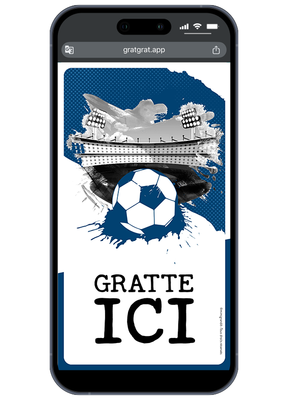 Invitation anniversaire football virtuelle sur smartphone avec un stade bleu nuit illuminé et un ballon de foot blanc et bleu marine marqué Gratte ici.