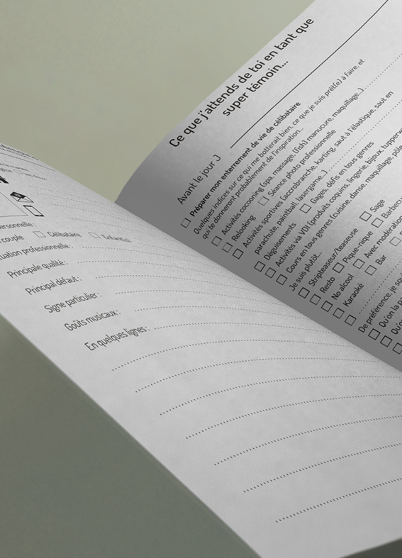 Un aperçu de la mise en page claire et moderne une fois vos fichiers PDF imprimés. Rendu réel et concret du livret du parfait témoin de mariage imprimé et plié à la maison.