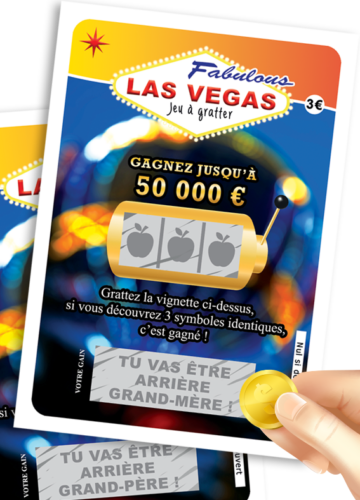 Gros plan sur une main tenant une pièce dorée en train de gratter un ticket "Fabulous Las Vegas", révélant le message caché : "TU VAS ÊTRE ARRIÈRE-GRAND-MÈRE !".