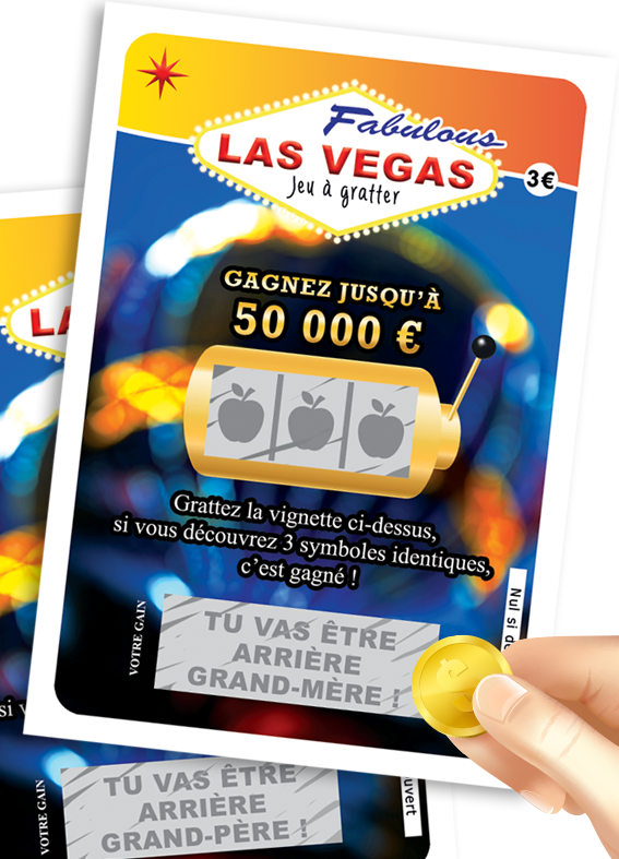 Le moment de la révélation pour la future arrière-grand-mère grâce au ticket à gratter. Gros plan sur une main tenant une pièce dorée en train de gratter un ticket "Fabulous Las Vegas", révélant le message caché : "TU VAS ÊTRE ARRIÈRE-GRAND-MÈRE !".